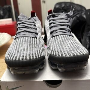 Nike Air VaporMax Flyknit 3
Particle Grey/Black-Iron Grey-University Red